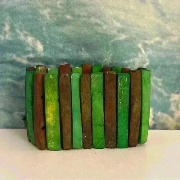 Jewelry - 🐳 Green and Brown Wooden Striped Stretch Bracelet